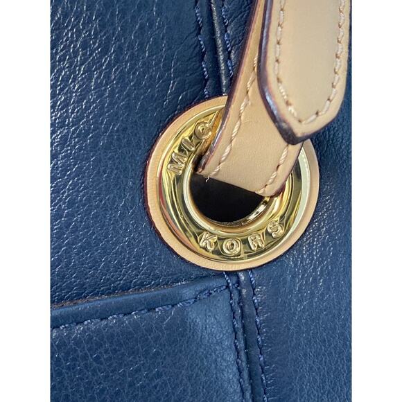 MICHAEL KORS, LARGE NAVY BLUE PEBBLED LEATHER SHOULDER BAG - Picture 9 of 15